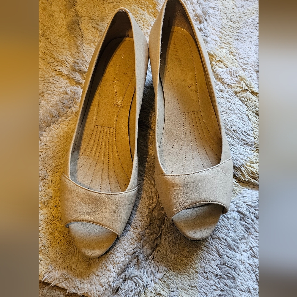 Easy Spirit Cream Peep Toe wedges shoes size 9